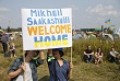 Поклонники Саакашвили ждали его с плакатами "Добро пожаловать домой"